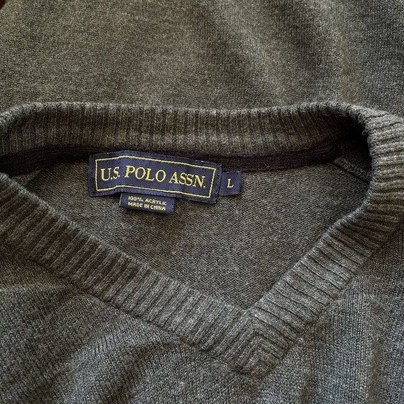 US Polo Assn V-Neck Sweater Mens Large Gray Long Sleeve 100% Acrylic Pullover - Picture 5 of 5